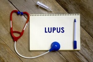 Hvad er de forskellige risikofaktorer for lupus?