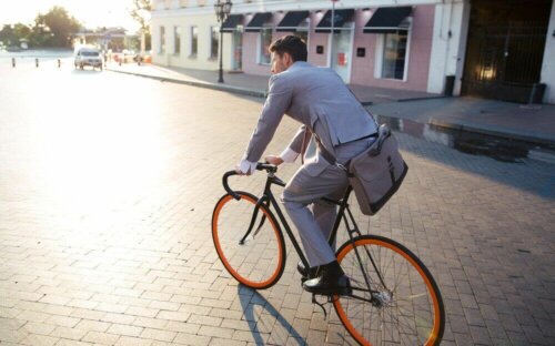 Mand cykler på arbejde