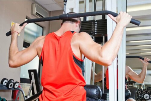 Mand udfører militærpres