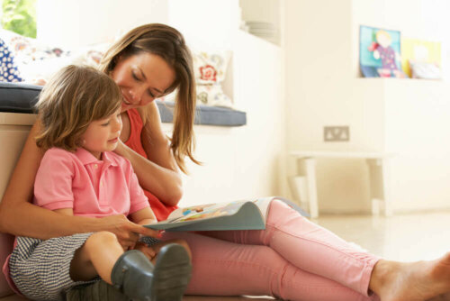 Mor og barn læser sammen for at finde ud af, hvordan ordblindhed påvirker børn