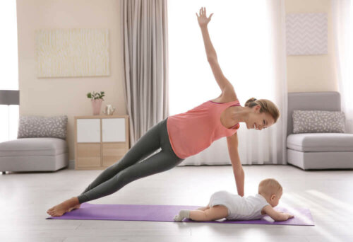 Mor dyrker yoga med sin baby