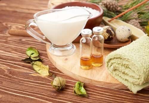 Ingredienser til en naturlig ansigtsmaske til at forbedre huden