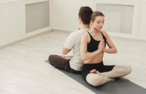 7 stillinger til at dyrke yoga som et par