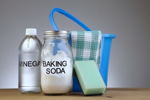 5 idéer til at lave rengøringsprodukter selv