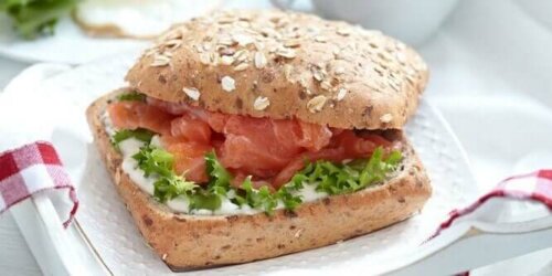 En lækker sandwich med laks er eksempel på sunde morgenmadsløsninger