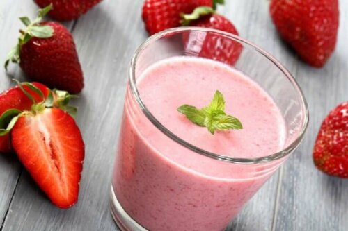 En lækker smoothie med jordbær kan være et godt valg til yoghurt til morgenmad