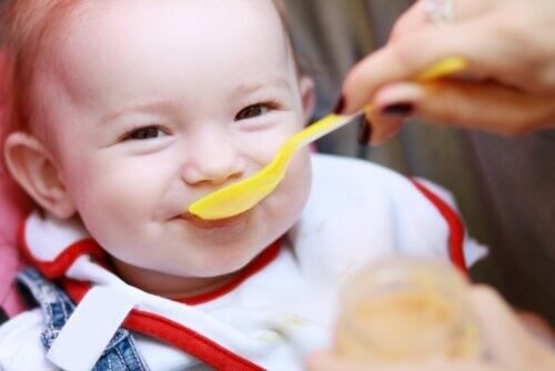 5 tegn på, at din baby måske er sulten
