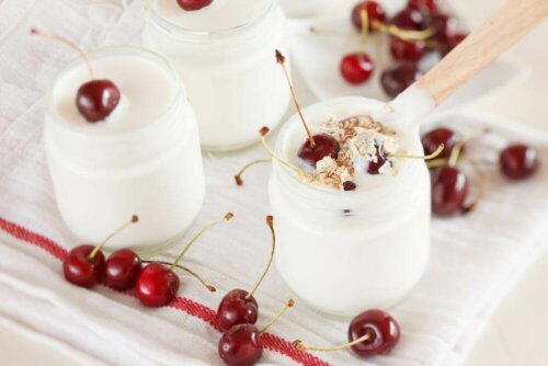 Yoghurt med kirsebær
