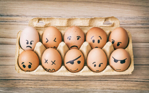 Æg med ansigter tegnet på