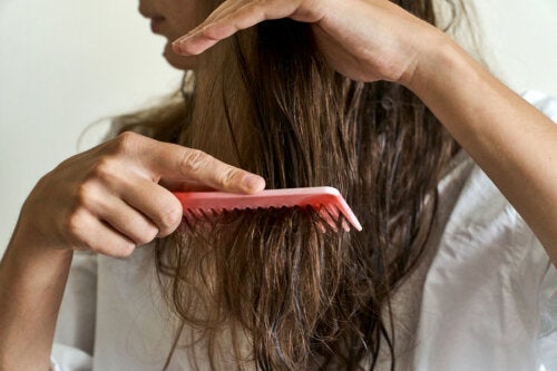 6 naturlige midler til at reparere skadet hår