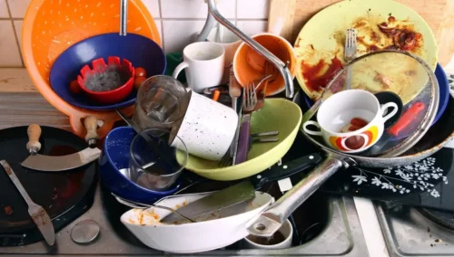 At lade en beskidt opvask stå til næste dag er en af de gængse dårlige rengøringsvaner