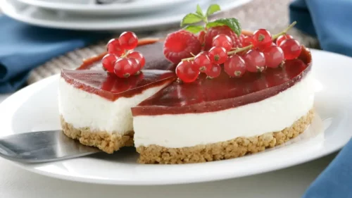 Lækker cheesecake med røde bær