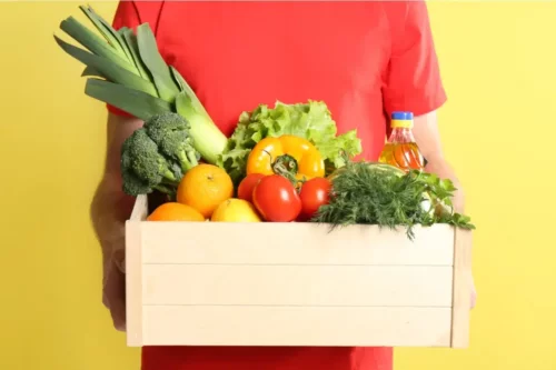 En kasse med forskellige grøntsager, som kan spises for at undgå zinkmangel