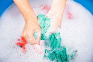 7 effektive tricks til at fjerne pletter på tøj