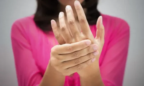 Kvinde har kolde hænder