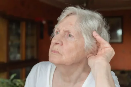 Kvinde oplever høretab som følge af støjforurening