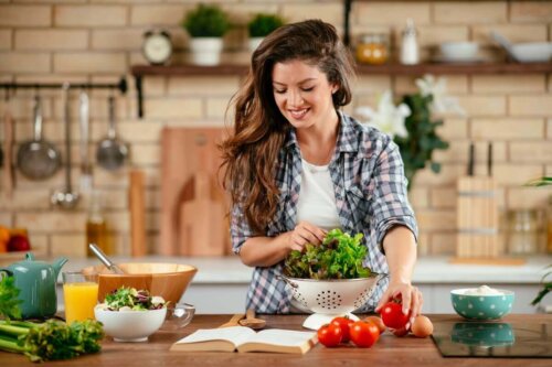 Kvinde laver salat som en del af kostomlægning