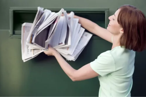 Kvinde smider aviser ud