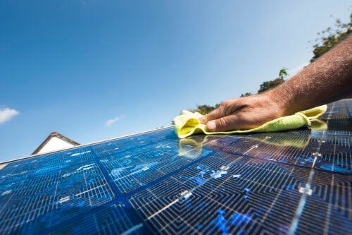 Sådan kan du rengøre solpaneler for at bevare deres effektivitet