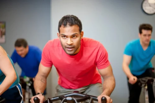 Personer træner på motionscykel som inspireret af Rafael Nadals træning