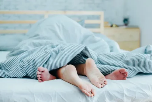 Par i seng arbejder på at blive hurtigere gravide