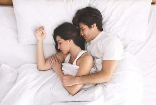 Par sover tæt sammen