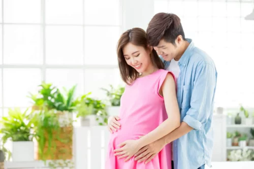 Par, der venter baby, oplever, at babyen bevæger sig meget i livmoderen