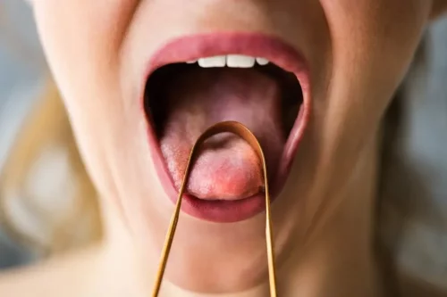 Kvinde er ved at skrabe tungen