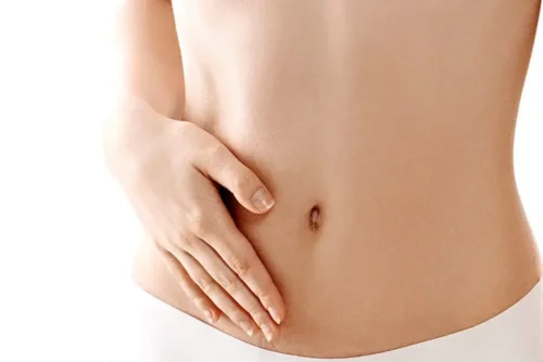 En kvindes slank mave er resultatet af at rense maven