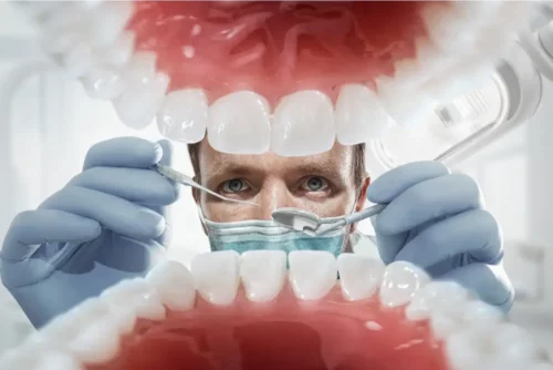 Tandlæge undersøger tænder