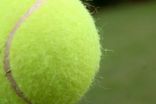 Nærbillede af en tennisbold