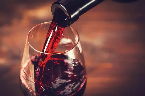 Vin hældes op i glas