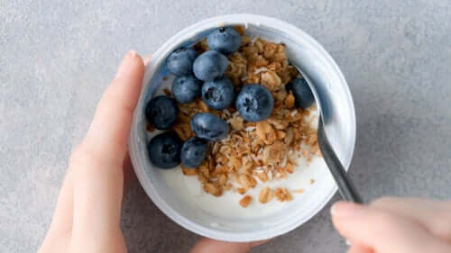 Er det sundt at spise frugt og yoghurt til aftensmad?