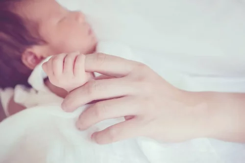 Baby anvender griberefleksen til at holde om finger