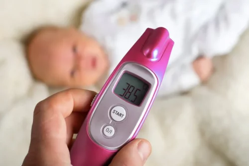 Baby med feber får målt sin temperatur