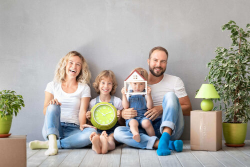 En familie illustrerer familiens livscyklus