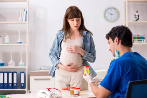 Gravid kvinde får foretaget urinprøve