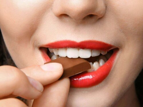 Kvinde nyder de mange fordele ved mørk chokolade