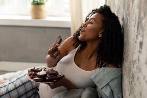 Kvinde nyder chokolade