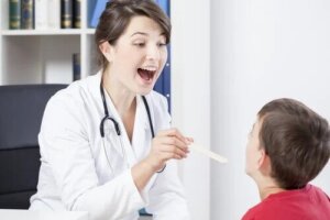 Symptomer, årsager og behandling af halsbetændelse