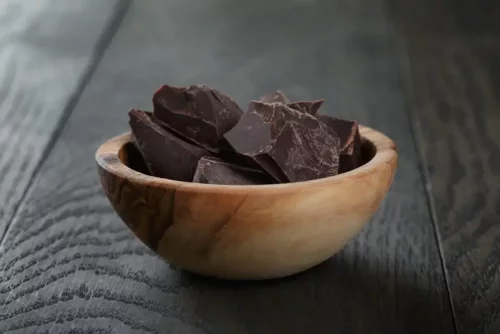 Mørk chokolade i skål