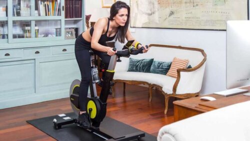 Kvinde træner på motionscykel for at styrke knæene