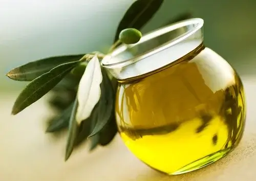 Olivenolie i glas