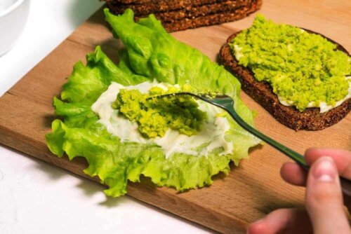 Salat smøres med avocado