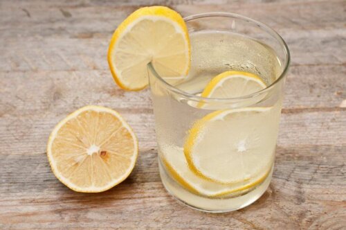 Vand med citron er godt mod forstoppelse hos børn