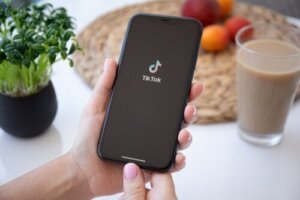 Kostvideoer på TikTok: Hvorfor kan de være skadelige?