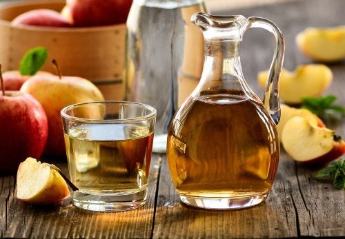 De sundhedsmæssige fordele ved vand med en spiseskefuld æblecidereddike