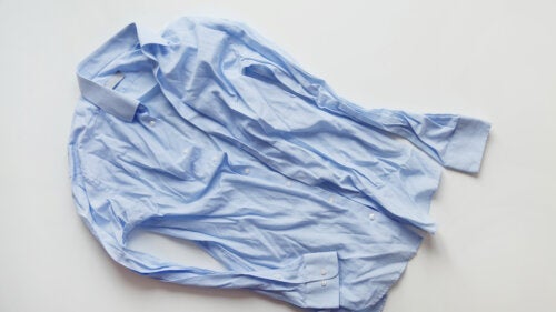 Sådan kan du glatte krøllet tøj uden at stryge det