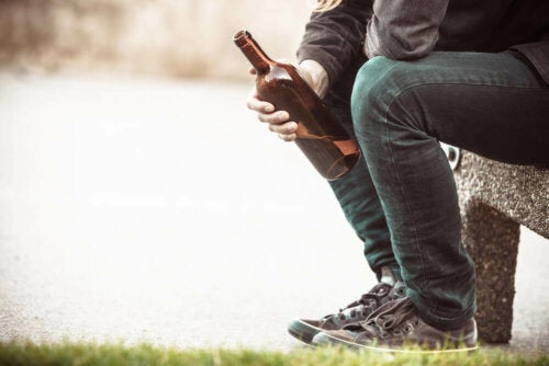 Årsagerne til alkoholisme: Konsekvenser og behandling