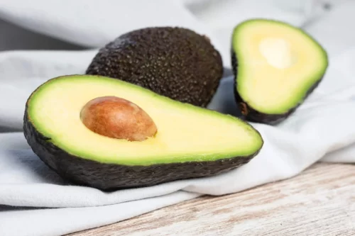 En avocado skåret i halve